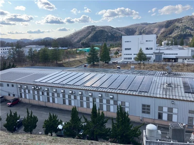 本社工場屋根に設置された太陽光パネル